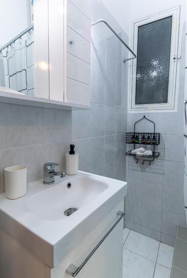 Apartamento Couple Getaway With Queen Bed Atenas Exterior foto